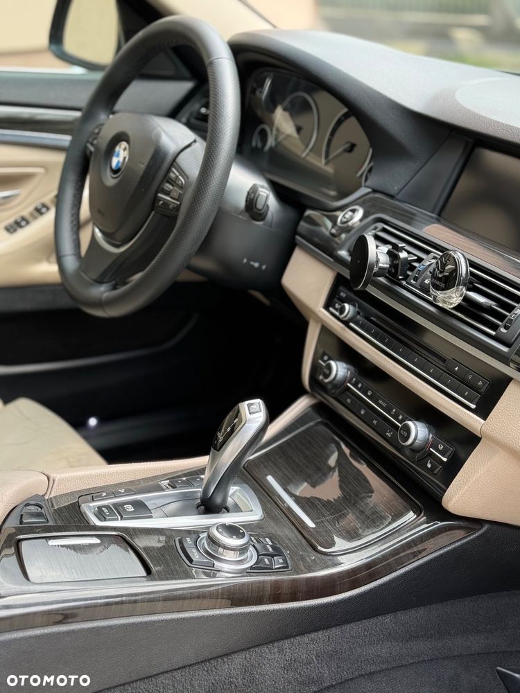 BMW Seria 5 525d xDrive - 10