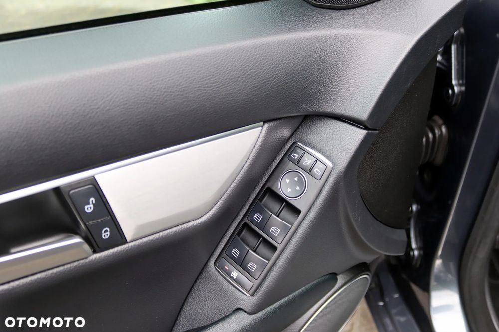 Mercedes-Benz Klasa C 180 BlueEFFICIENCY 7G-TRONIC Avantgarde - 27