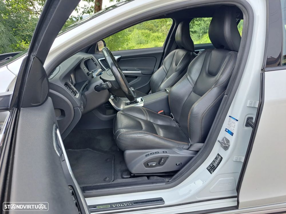 Volvo V60 Cross Country D4 Momentum - 12