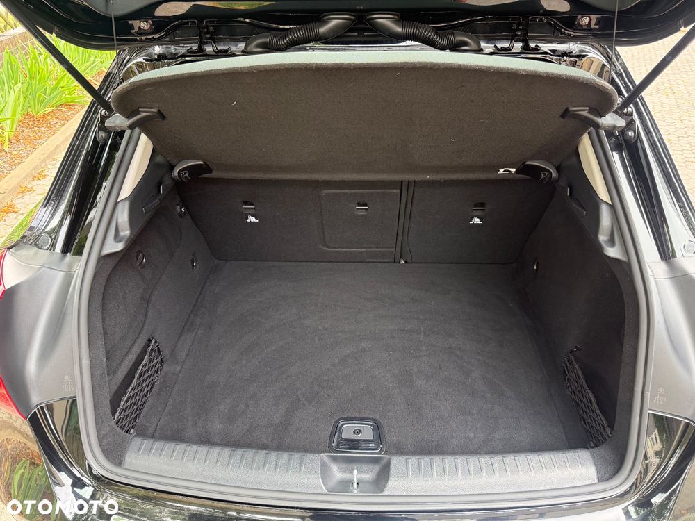 Mercedes-Benz GLA 180 7G-DCT - 22