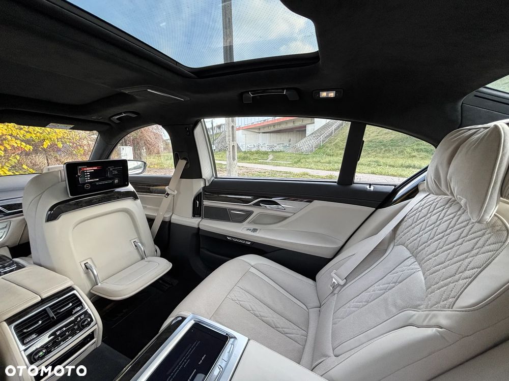 BMW Seria 7 750Li xDrive - 24