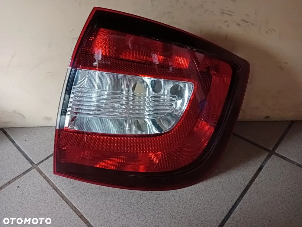 Skoda Rapid prawa lampa tyl EU - 1