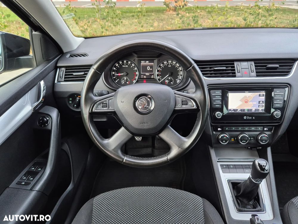 Skoda Octavia Combi 2.0 TDI RS - 20