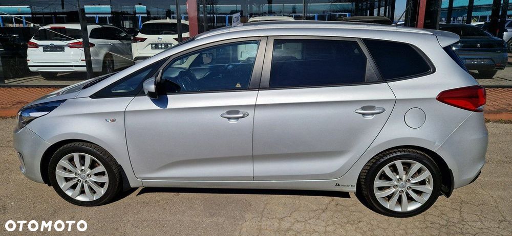 Kia Carens - 4