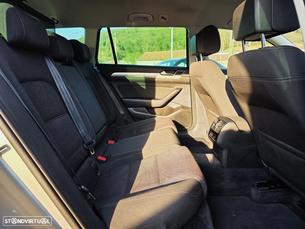 VW Passat Variant 1.6 TDI BlueMotion - 12