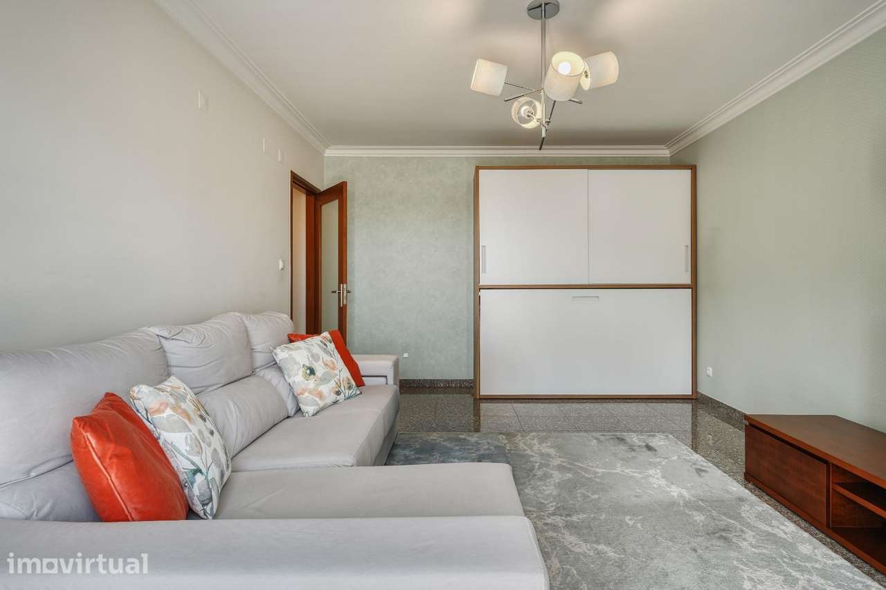 Apartamento T1 na Ramada com Garagem, Elevador e Varandas - Grande imagem: 3/24