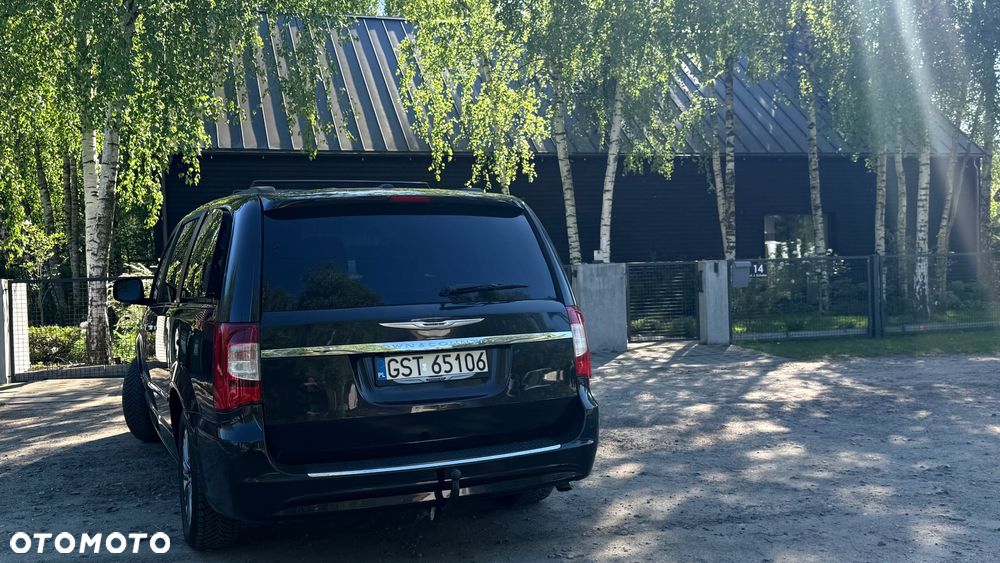 Chrysler Town & Country - 7