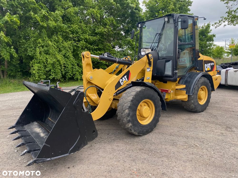 Caterpillar CAT 907H2, 2014 ROK, 4900 MTH, ŁYŻKA OTWIERANA + WIDŁY, z NIEMIEC, - 1