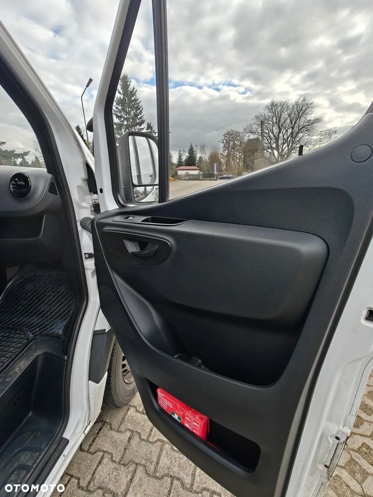 Mercedes-Benz Sprinter - 12