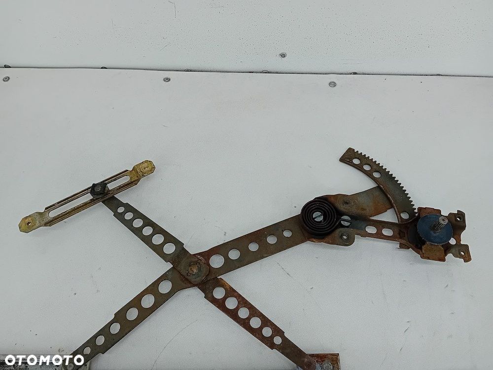 PODNOŚNIK SZYBY PRAWY PRZÓD MERCEDES-BENZ W126 1267200246 - 2