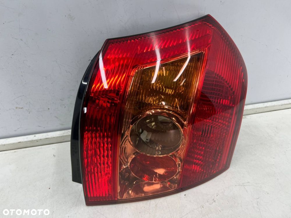 Lampa Toyota Corolla IX E12 HB hatchback LIFT 04-07r. prawa tylna w błotnik oryginalna prawy tył - 4