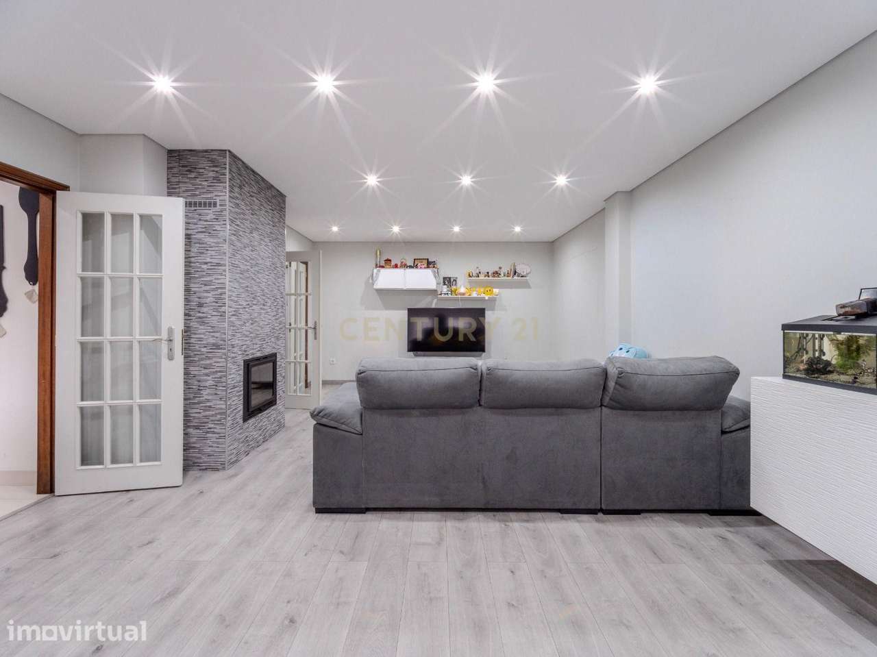Apartamento T2 com varanda, elevador e garagem em Rio Tinto junto ao m - Grande imagem: 4/24