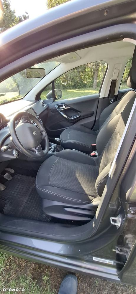 Peugeot 208 - 8
