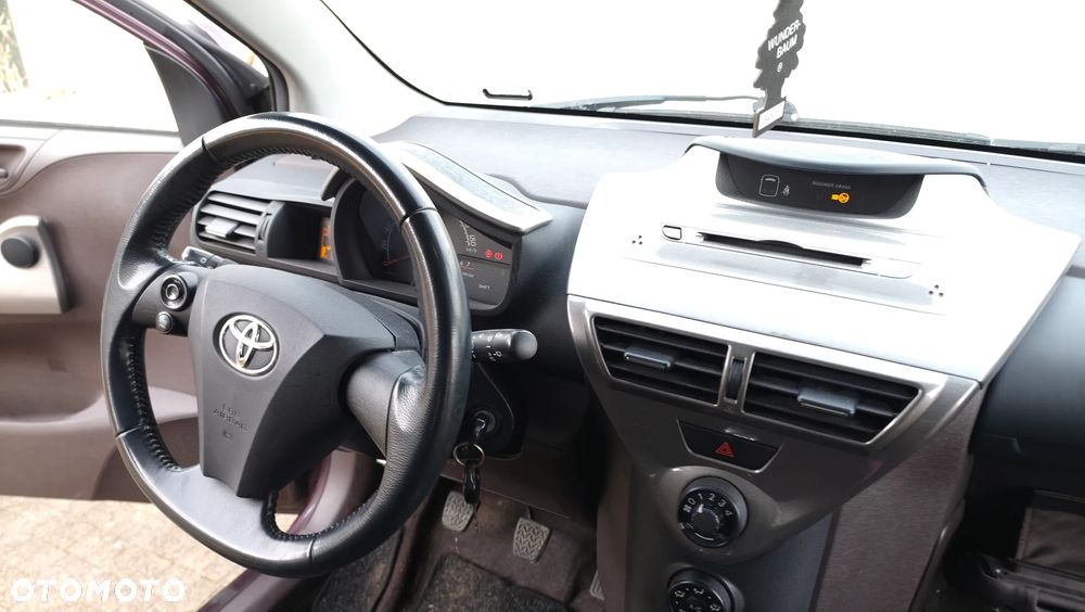 Toyota iQ - 7