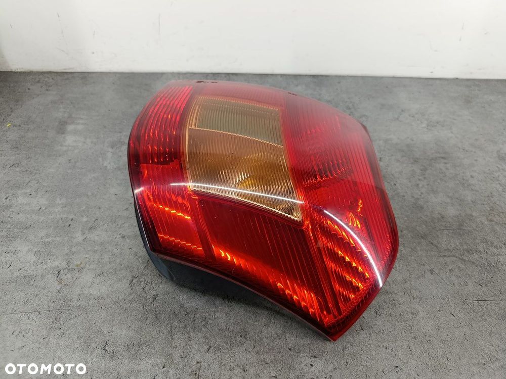 LAMPA TYLNA LEWA TOYOTA COROLLA E12  KOITO HATCHBACK - 4