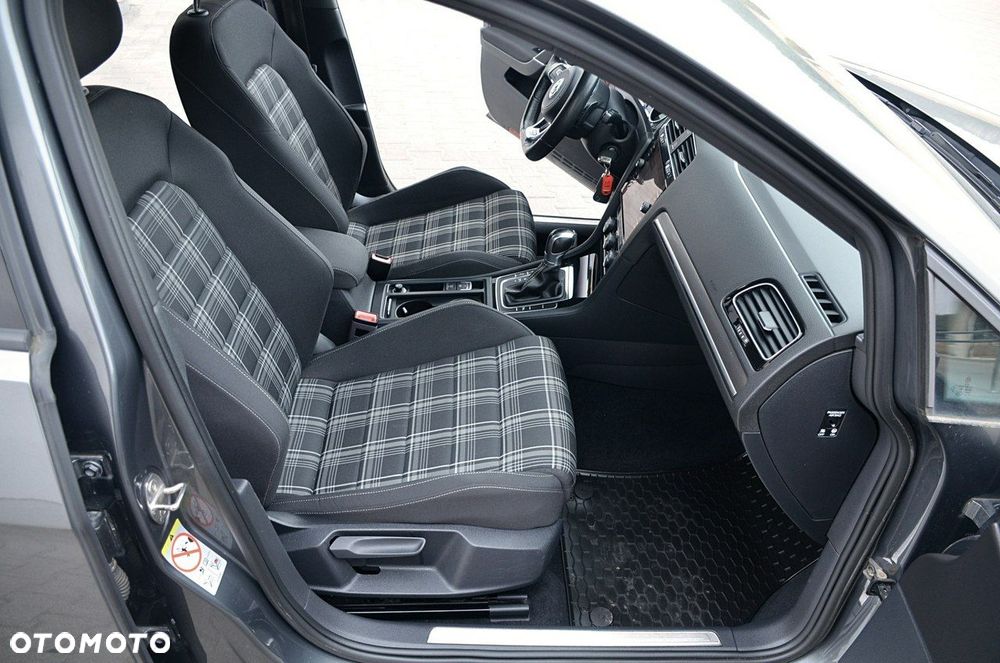 Volkswagen Golf - 25