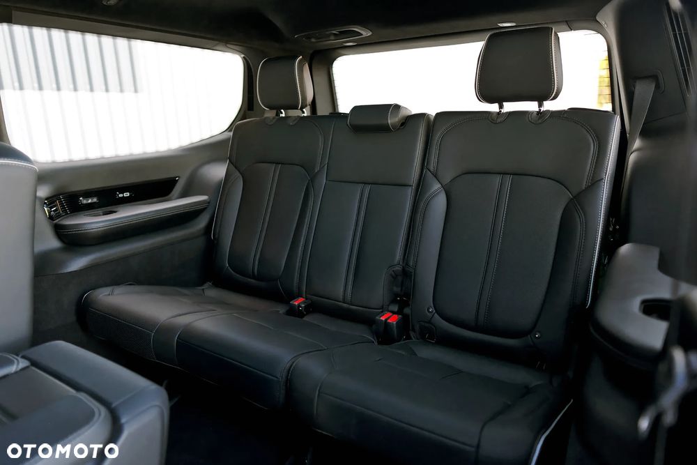 Jeep Grand Wagoneer - 30