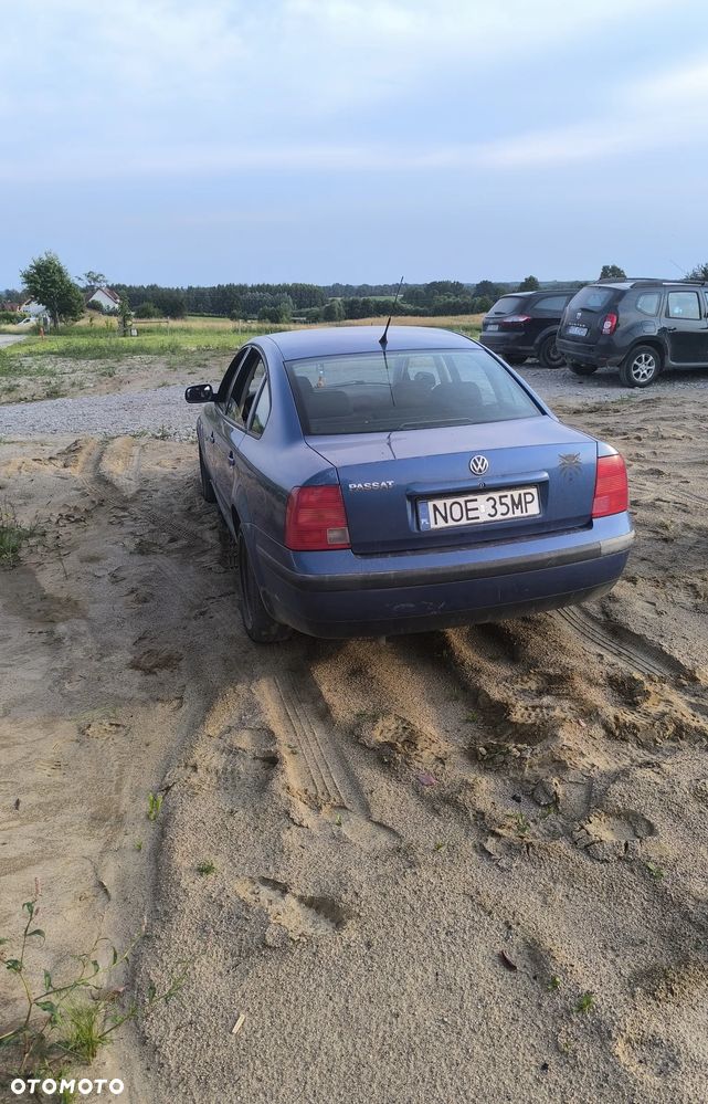 Volkswagen Passat 1.6 - 8
