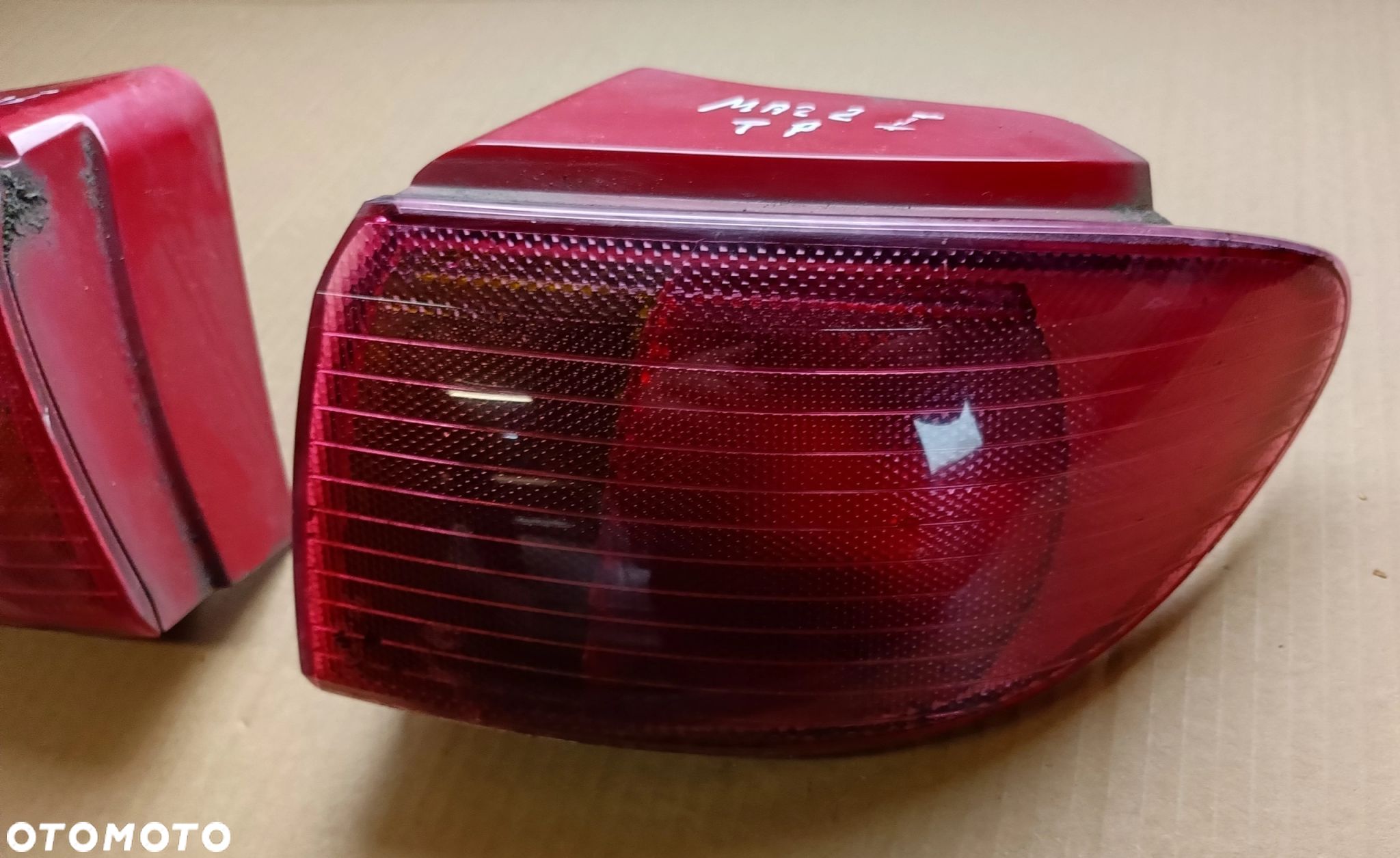 Mazda II 2 lampa tylna tył w błotnik PRAWA 2002-05 - 1
