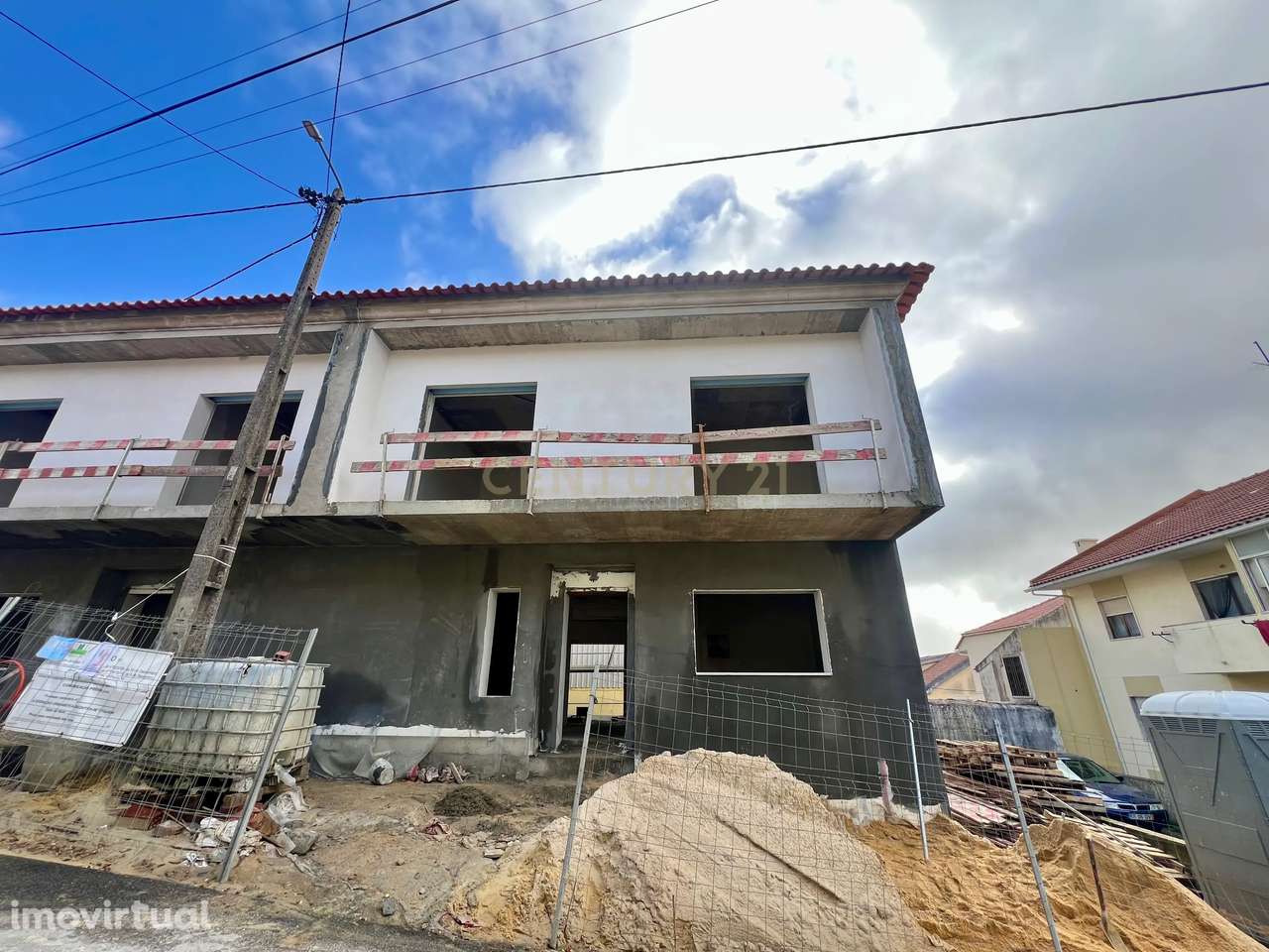 Moradia geminada T4 em fase de construção localizada em Casal de Cambr - Grande imagem: 2/11