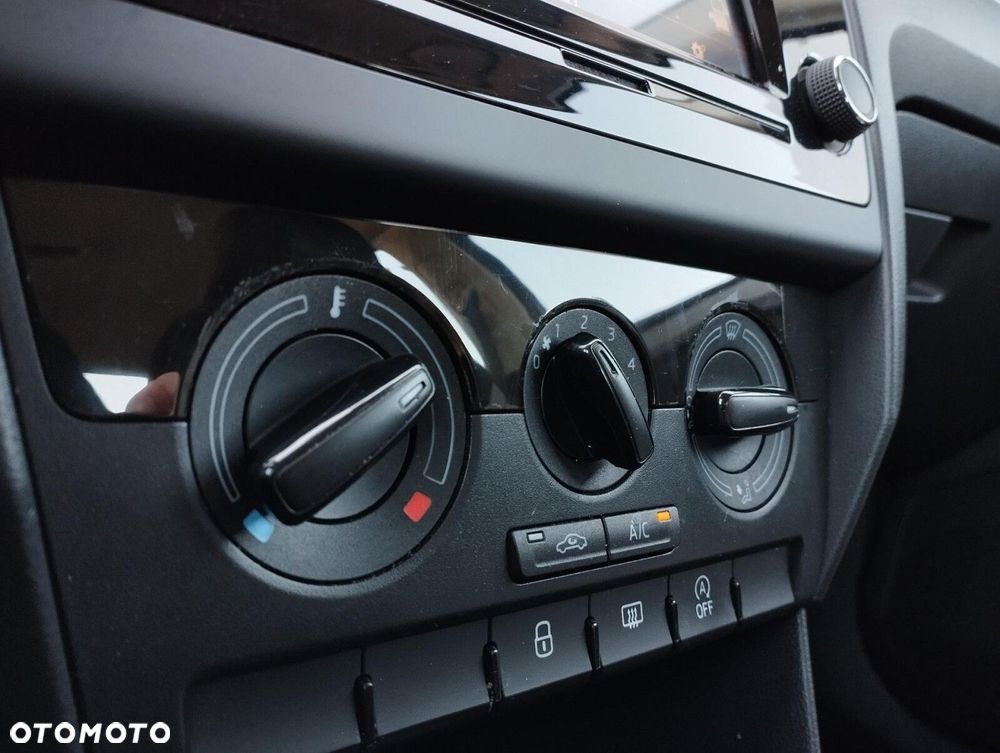 Skoda RAPID 1.0 TSI Ambition - 27