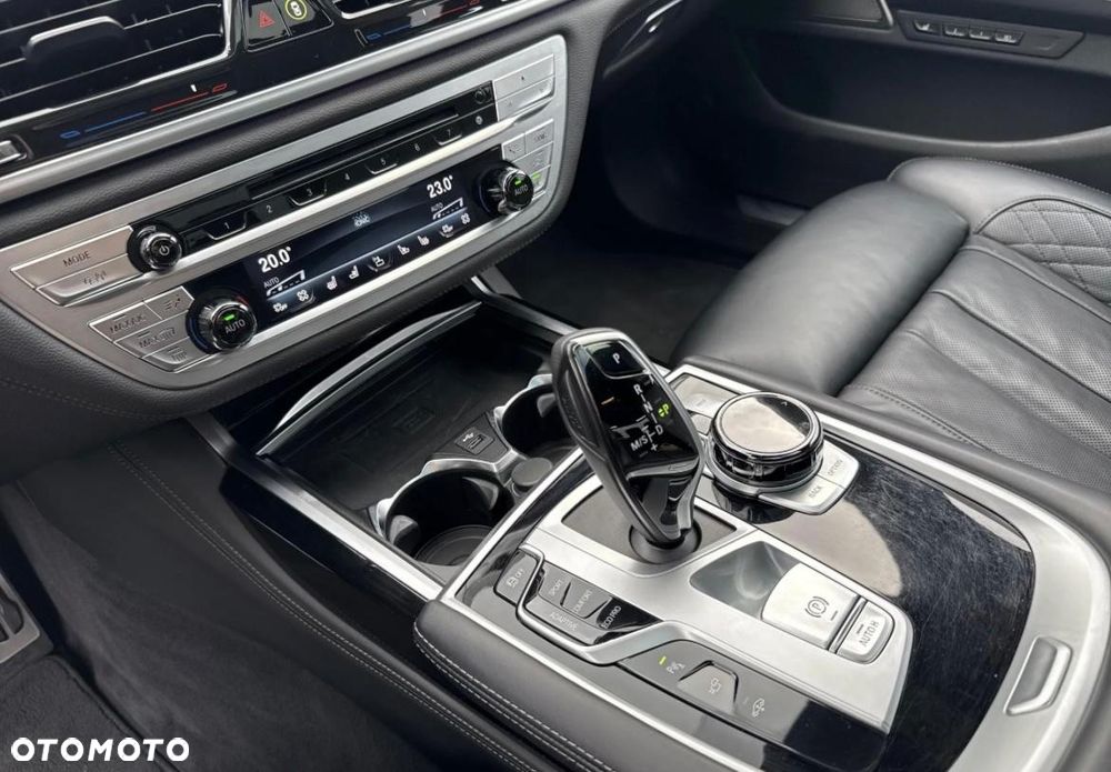 BMW Seria 7 750i xDrive sport - 9