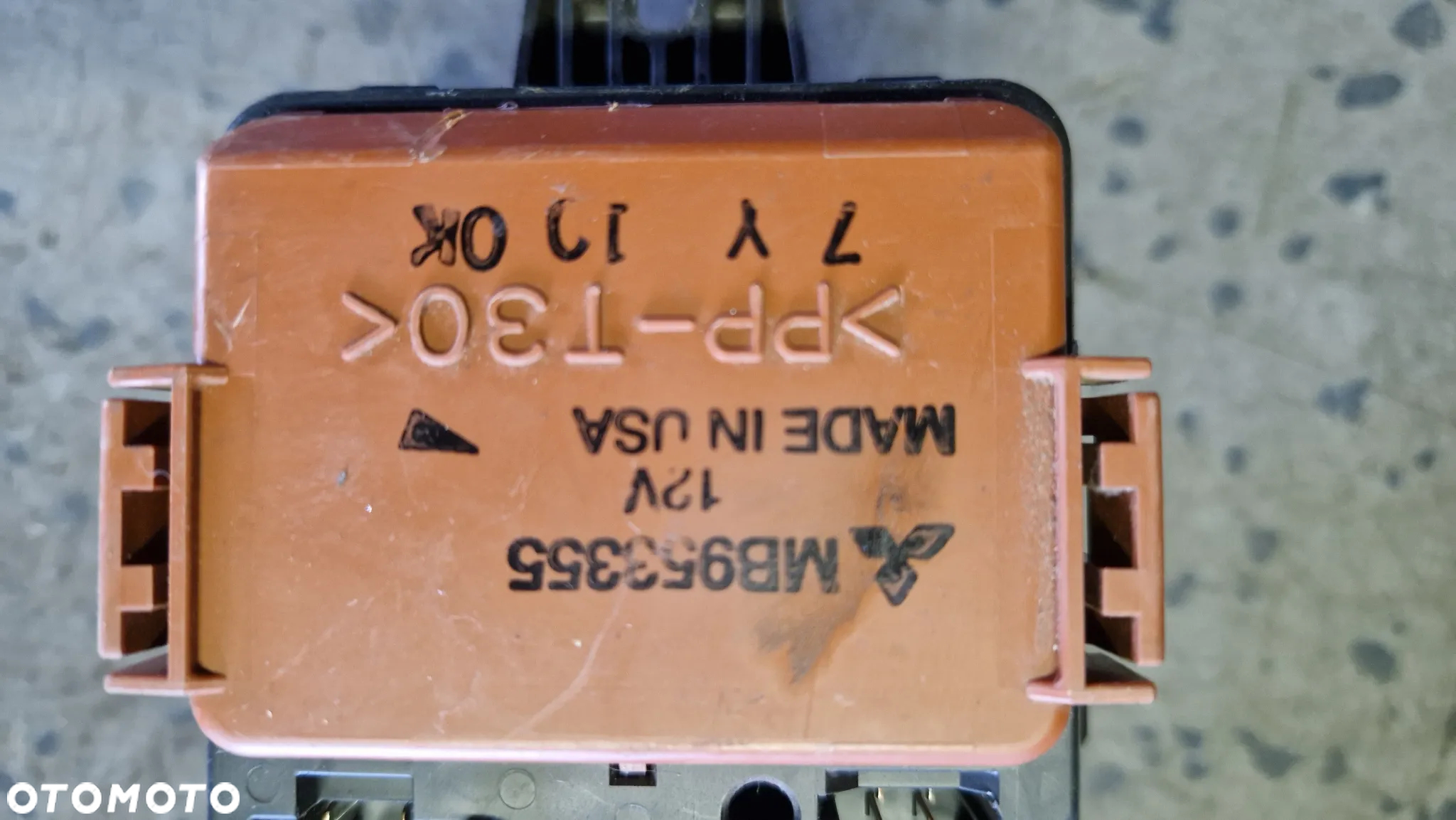MITSUBISHI CARISMA 1.8 GDI SKRZYNKA BEZPIECZNIKÓW - 3