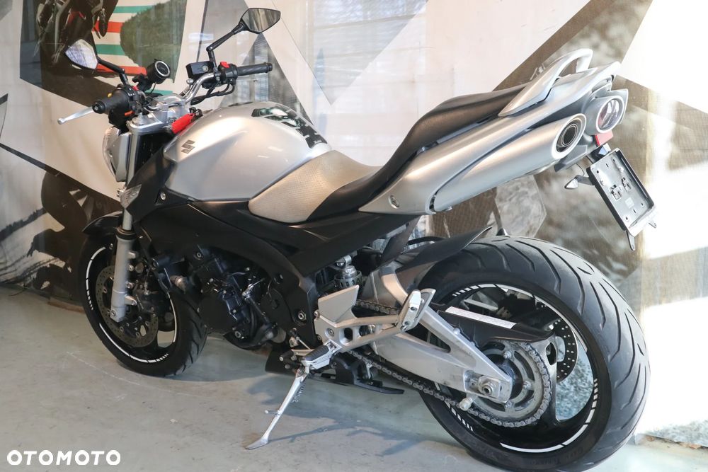 Suzuki GSR - 8