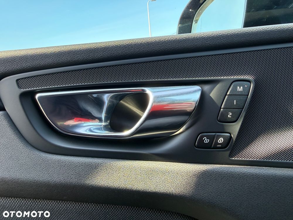 Volvo XC 60 D4 RDesign - 34