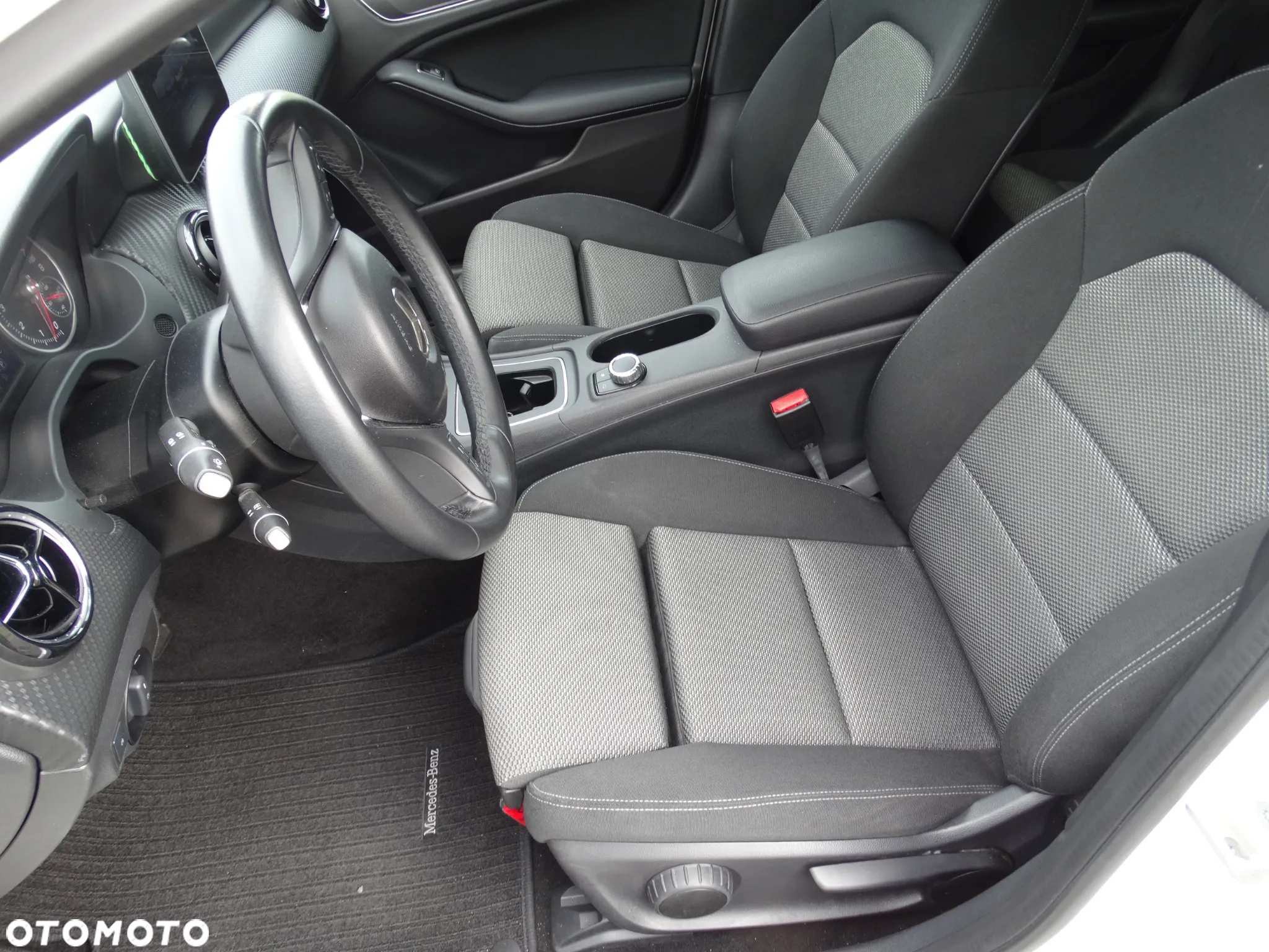 Mercedes-Benz GLA 200 7G-DCT - 17
