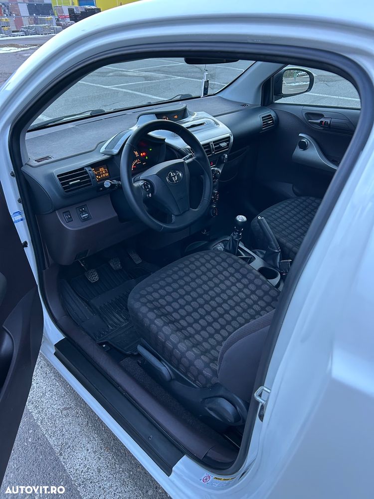 Toyota iQ - 4