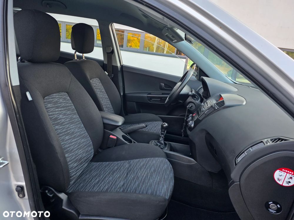 Kia Ceed - 11