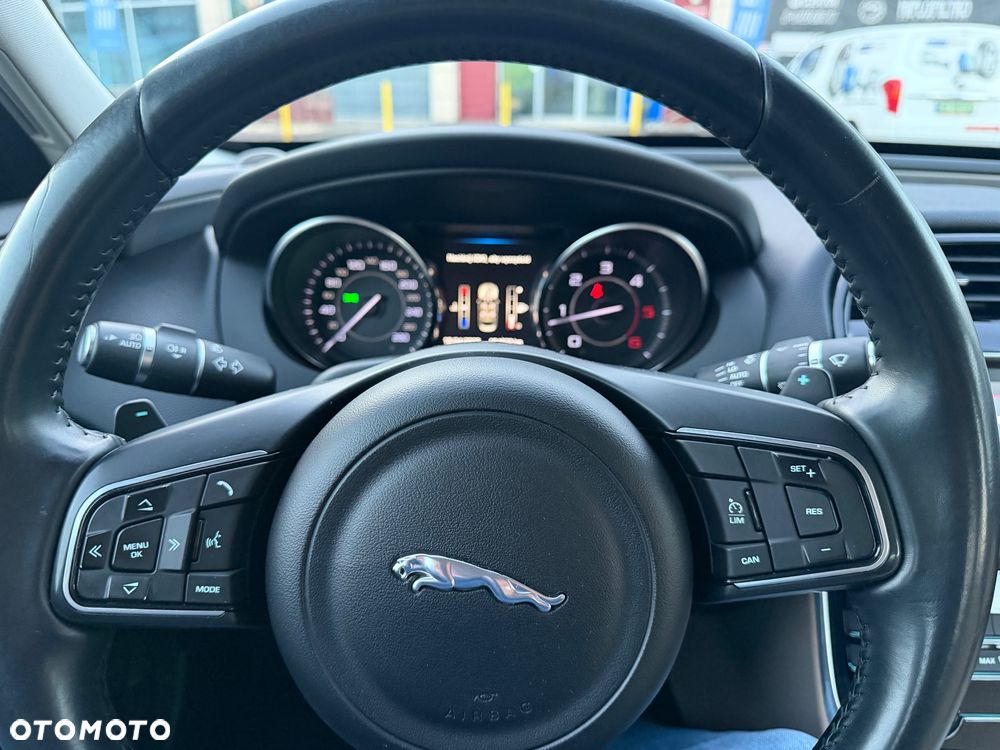 Jaguar XE 2.0 D Prestige - 13