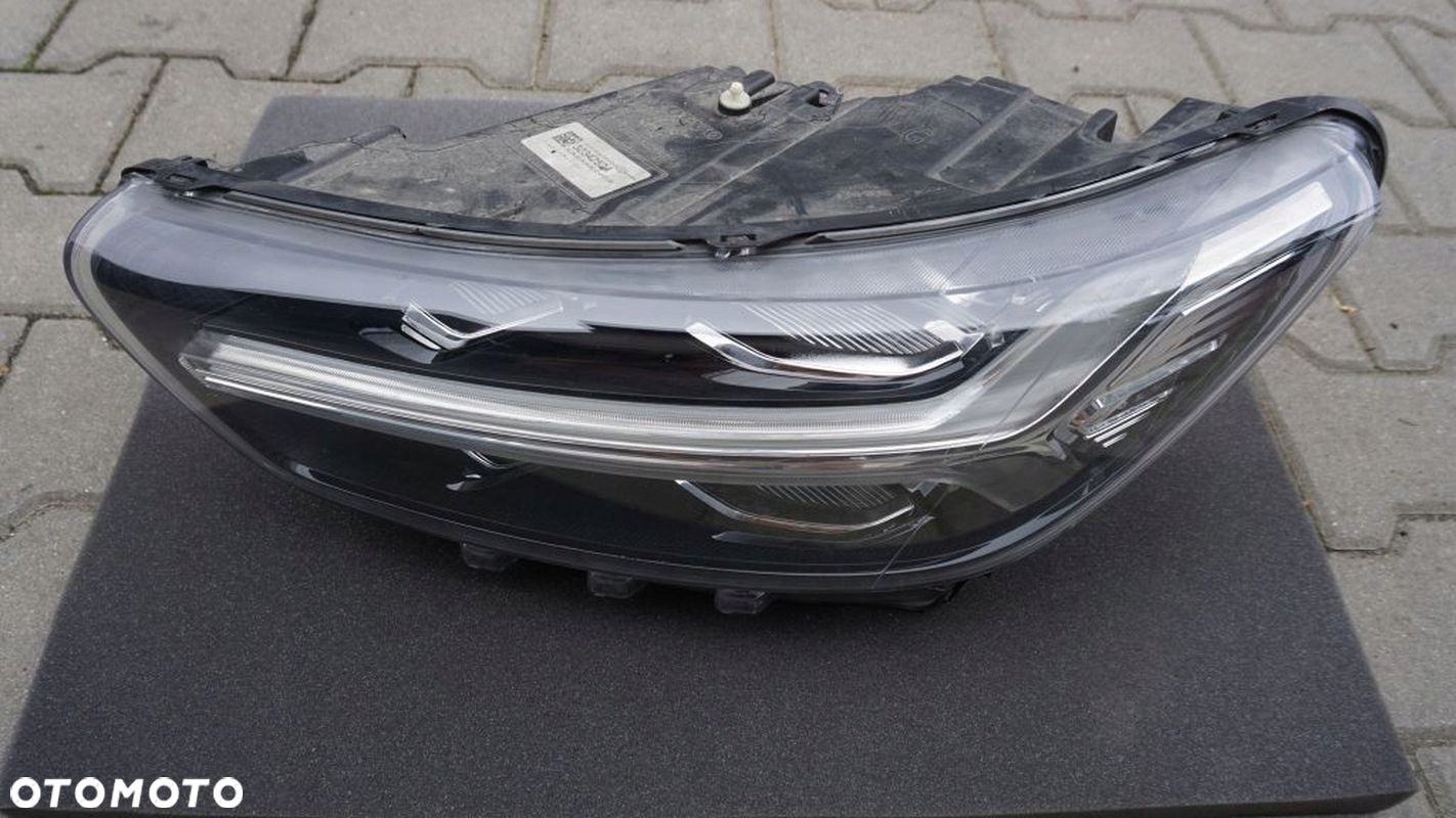 VOLVO XC40 - LAMPA MID LED LEWA PRZÓD - 1