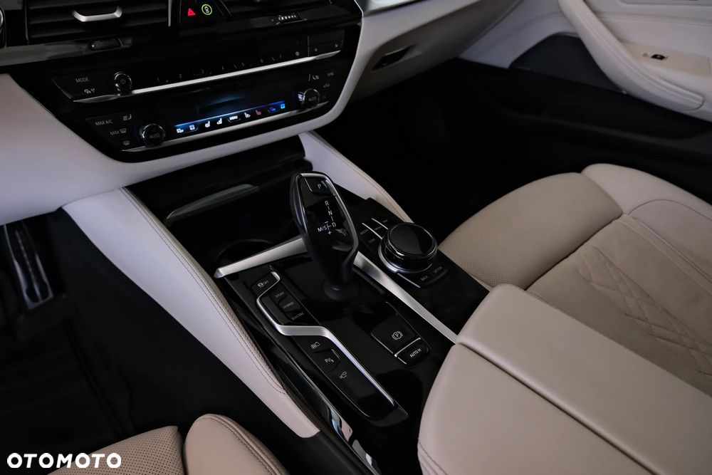 BMW Seria 5 530e xDrive Luxury Line sport - 36