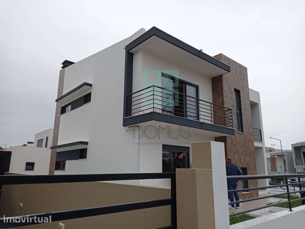 Moradia T5 - Totalmente renovada, no Feijó, Almada - Grande imagem: 2/40
