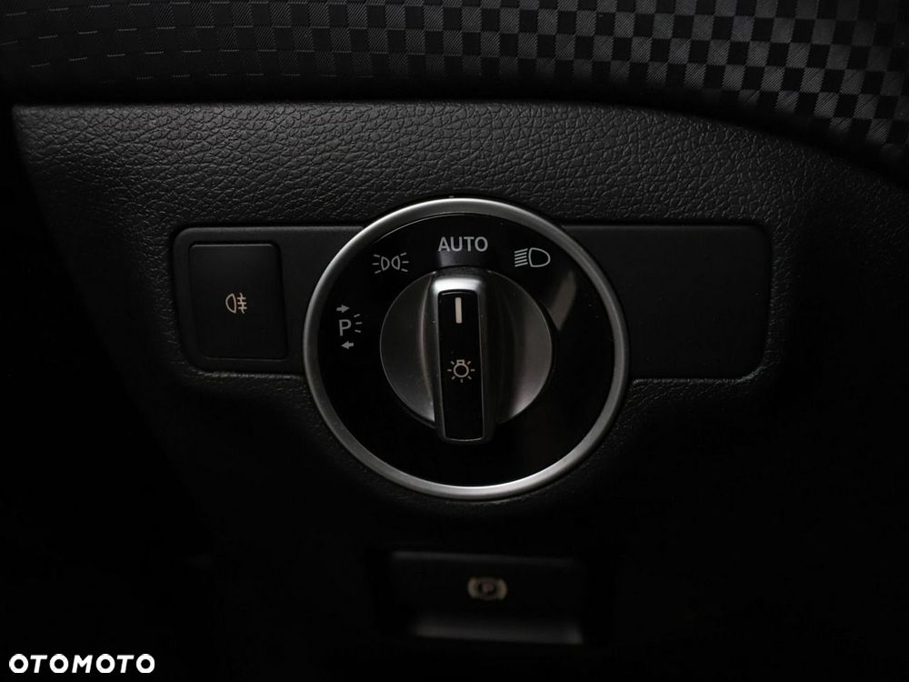 Mercedes-Benz Klasa A 180 (BlueEFFICIENCY) 7G-DCT Urban - 33