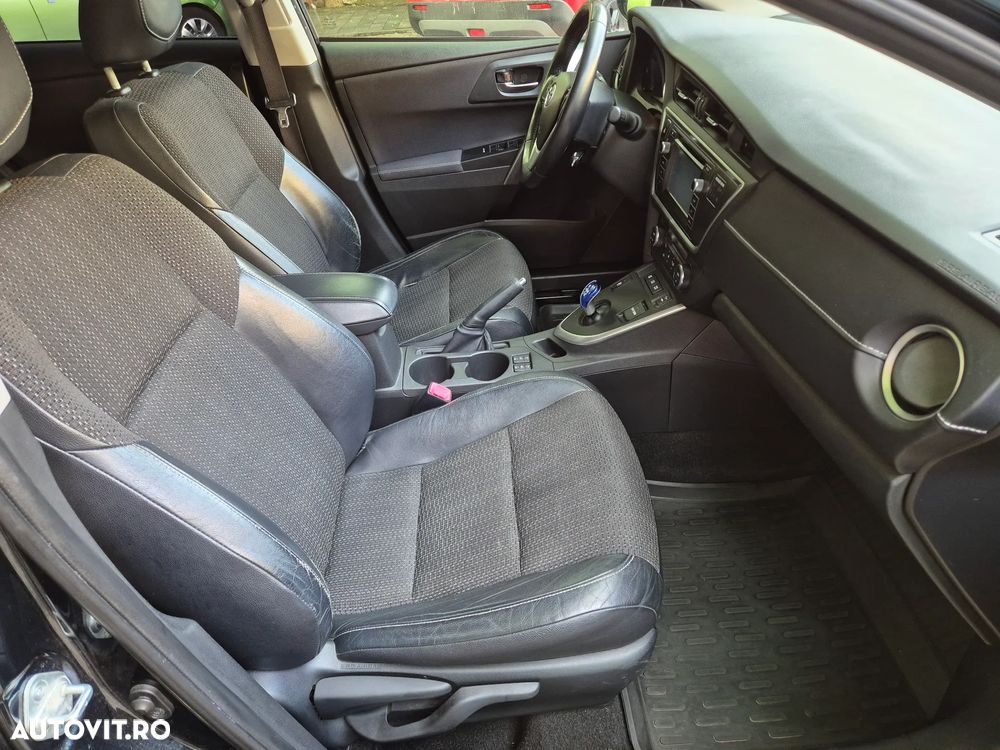 Toyota Auris 1.8 L VVT-i HSD Sol - 9