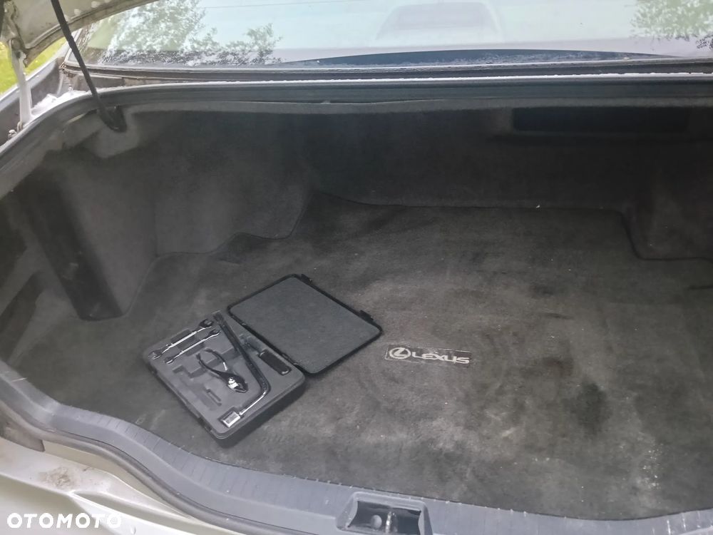 Lexus LS - 10