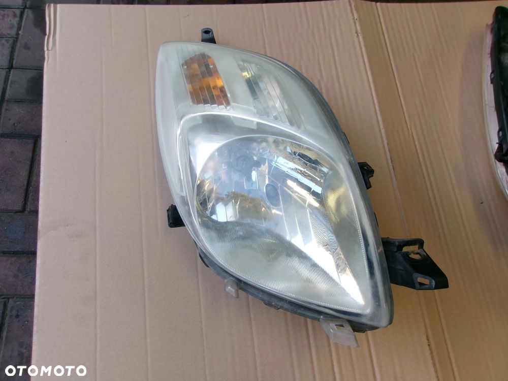 LAMPA PRZÓD PRAWA LEWA TOYOTA YARIS II  05-09 - 3