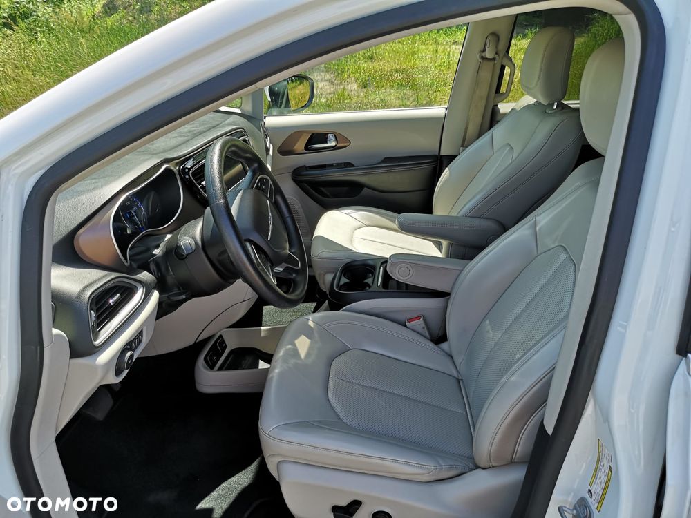 Chrysler Pacifica - 30
