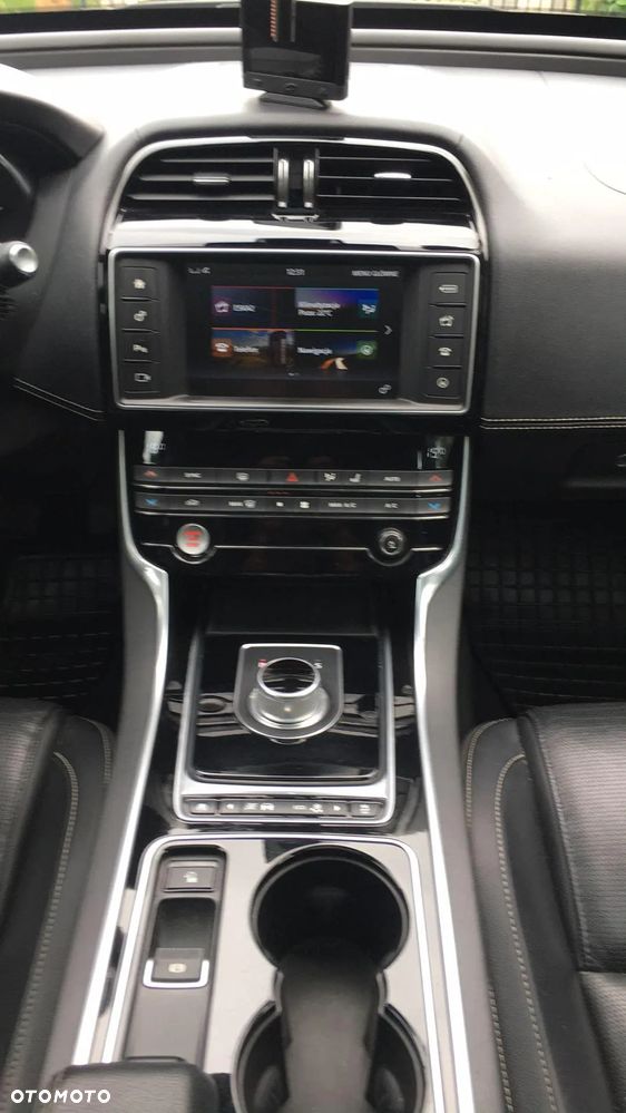 Jaguar XE 2.0 D R-Sport - 19