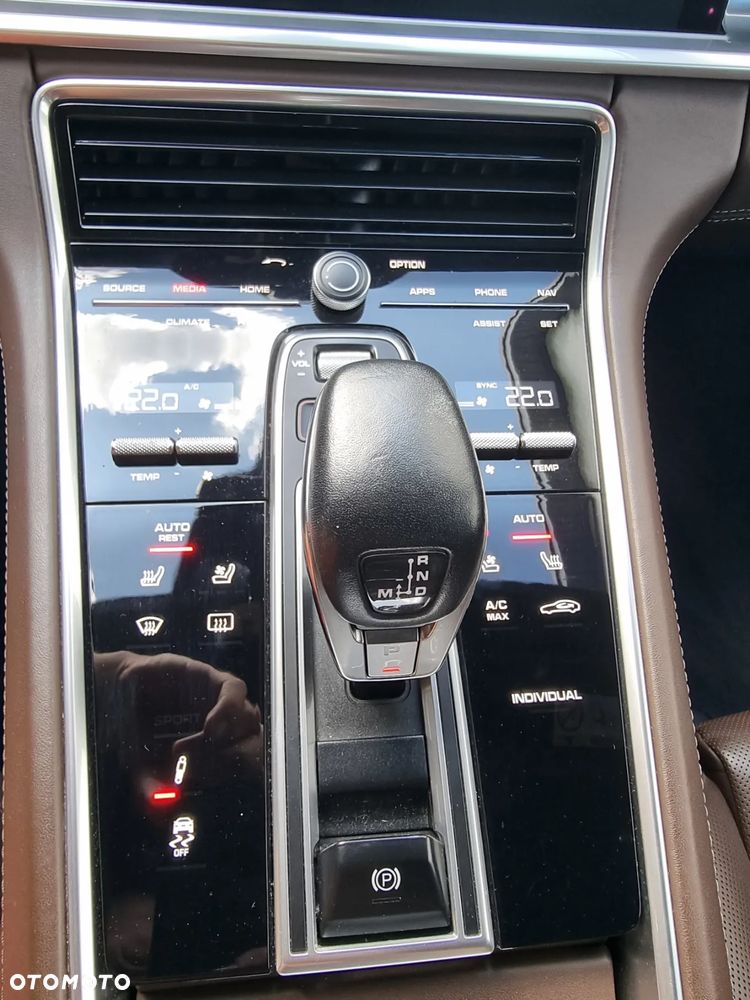 Porsche Panamera 4 e-Hybrid Sport Turismo - 29