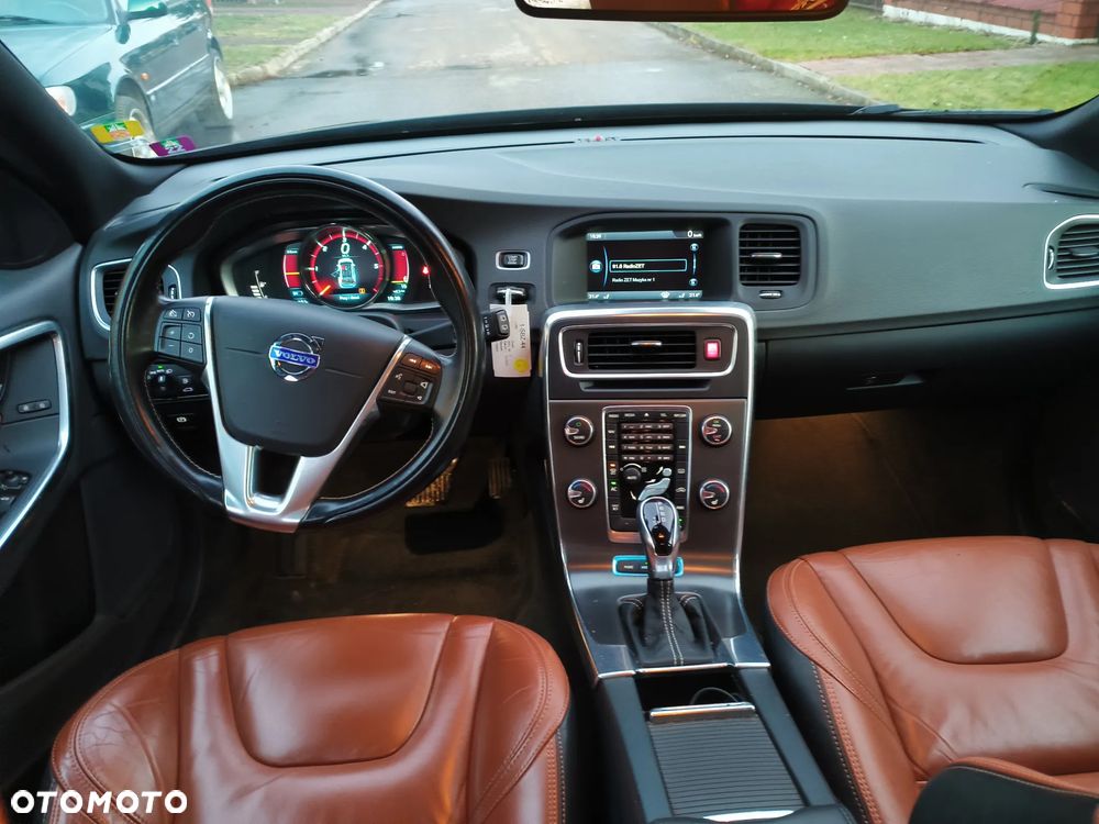 Volvo V60 D6 AWD Plug-in Hybrid R-Design Momentum - 6