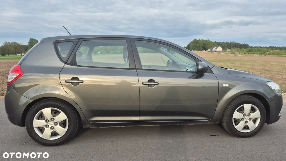 Kia Ceed - 11