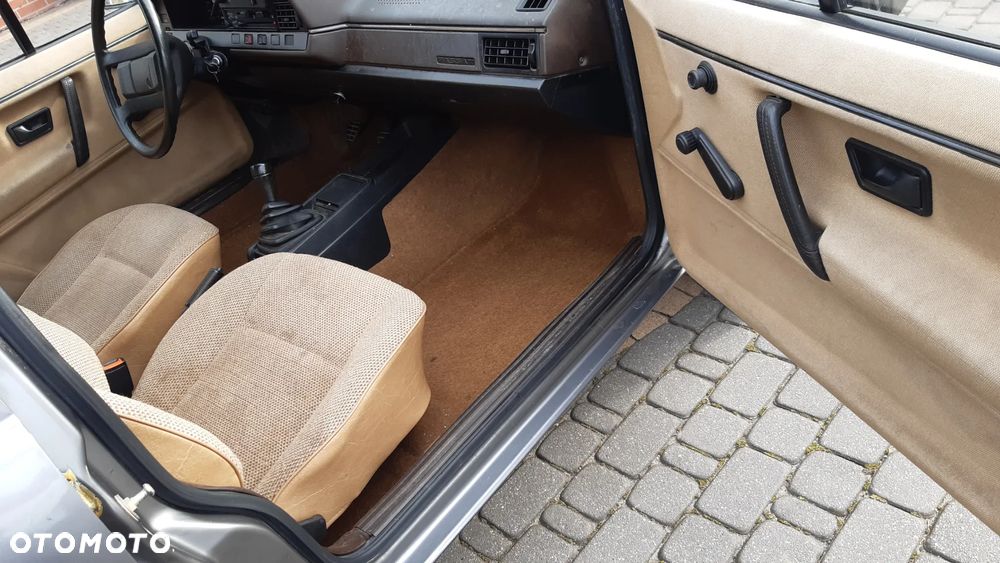 Volkswagen Passat 1.8 GL - 22