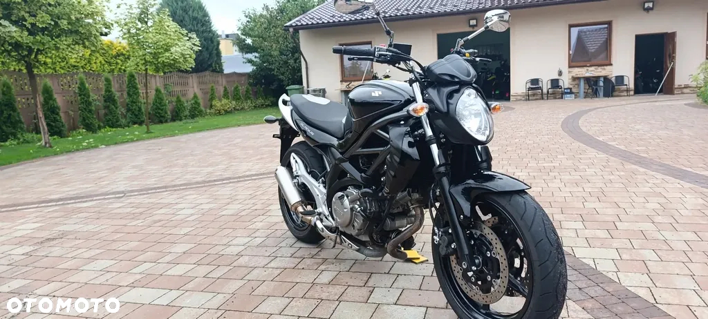 Suzuki GSR - 4