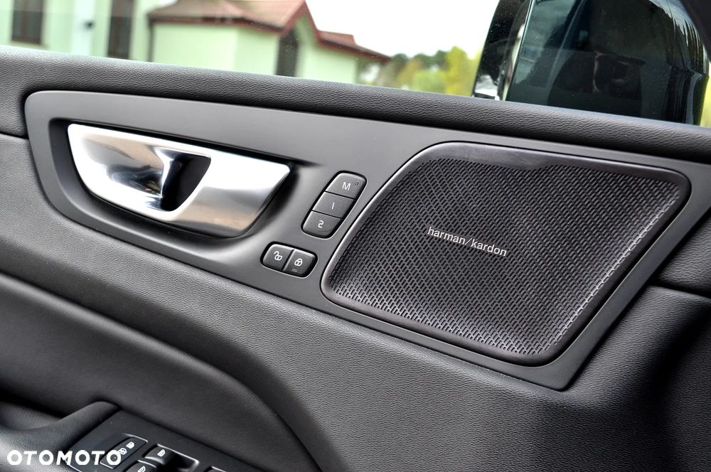 Volvo XC 60 B4 D Plus Dark - 27