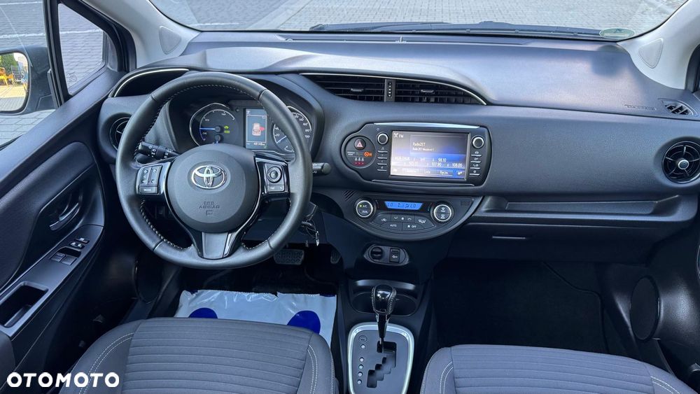 Toyota Yaris Hybrid 100 Business Edition - 19