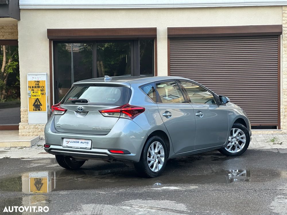 Toyota Auris 1.8 L VVT-i HSD Sol + - 8